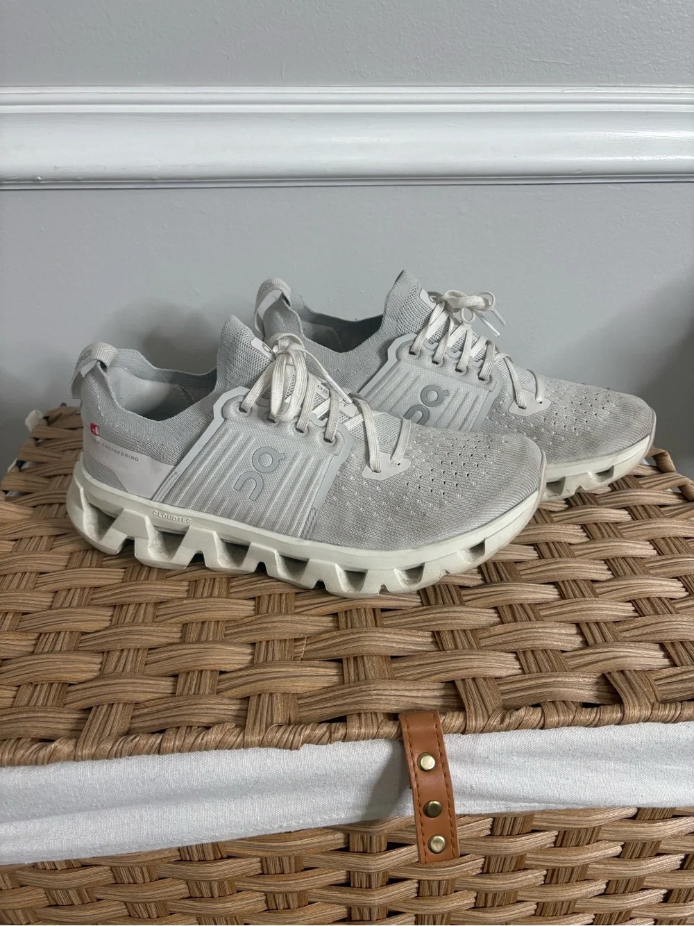 On Running Women’s Cloudswift Running Shoes – Pale Grey/Cream – Size 8.5